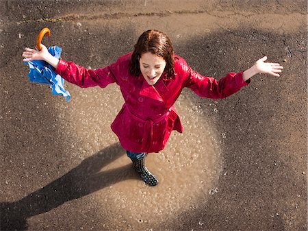 Jeune femme debout sous la pluie avec les bras tendus Photographie de stock - Premium Libres de Droits, Code: 640-03257677