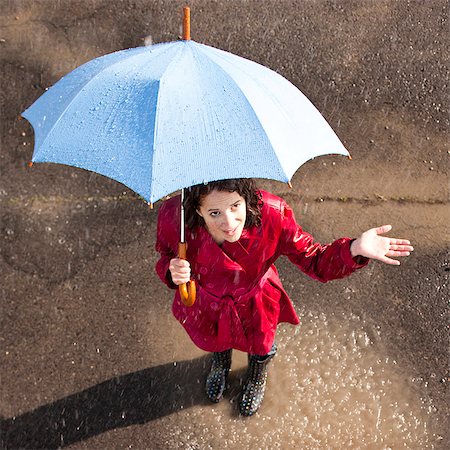 Jeune femme debout sous la pluie tenir parapluie Photographie de stock - Premium Libres de Droits, Code: 640-03257678