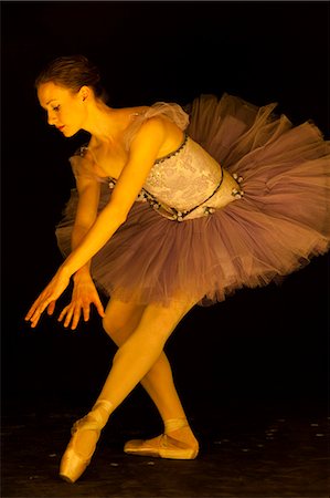 simsearch:640-03257857,k - Femme danse ballet Photographie de stock - Premium Libres de Droits, Code: 640-03257745