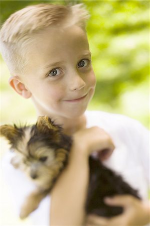 simsearch:640-03264428,k - Boy holding small dog Foto de stock - Sin royalties Premium, Código: 640-03257901