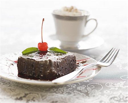 schokoladenkuchen - Nahaufnahme von einer Gabel auf ein Stück Kuchen Stockbilder - Premium RF Lizenzfrei, Bildnummer: 640-03257984