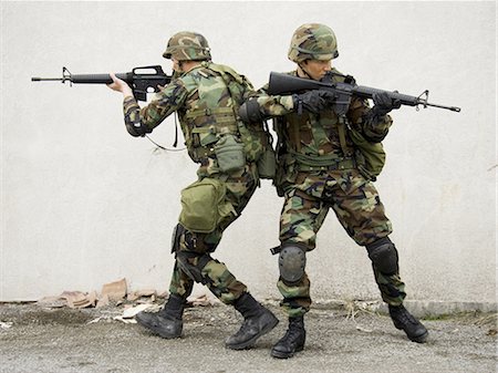 exhausted training - Soldiers aiming weapons Stock Photo - Premium Royalty-Free, Code: 640-03258216