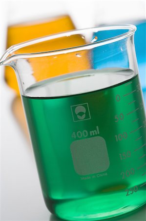 sustancia química - Beaker filled with colored liquids Foto de stock - Sin royalties Premium, Código: 640-03258399