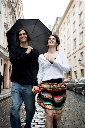 Couple in the rain holding hands Foto de stock - Sin royalties Premium, Código: 640-03258521