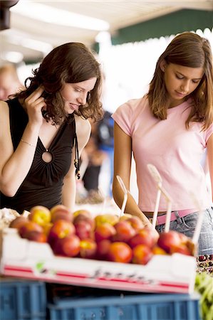 simsearch:640-03258560,k - Frauen für Obst auf einem freien Markt einkaufen Stockbilder - Premium RF Lizenzfrei, Bildnummer: 640-03258548
