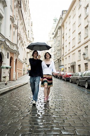 romantic couple in the rain - Couple in the rain holding hands Stock Photo - Premium Royalty-Free, Code: 640-03258649