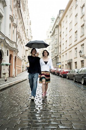 shower man - Couple in the rain holding hands Stock Photo - Premium Royalty-Free, Code: 640-03258649