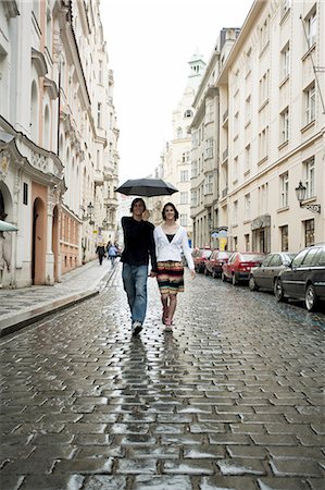 Couple in the rain holding hands Stock Photo - Premium Royalty-Free, Code: 640-03258650