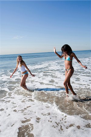 simsearch:640-03258792,k - Deux femmes marchant dans l'océan Photographie de stock - Premium Libres de Droits, Code: 640-03258675