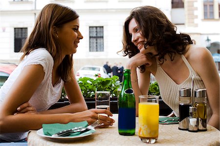 simsearch:640-03258560,k - Frauen in einem restaurant Stockbilder - Premium RF Lizenzfrei, Bildnummer: 640-03259154
