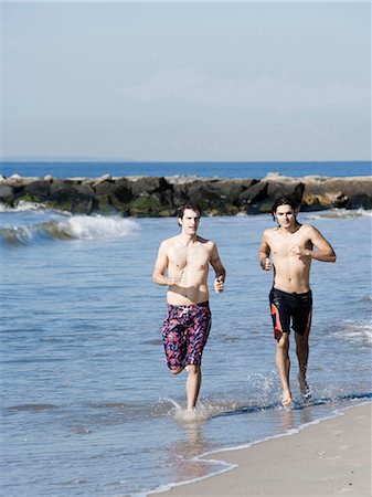 simsearch:640-03258792,k - Deux hommes en cours d'exécution sur la plage Photographie de stock - Premium Libres de Droits, Code: 640-03259180