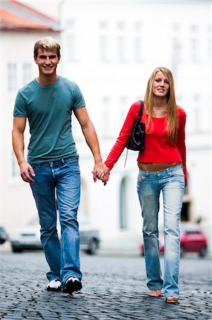 simsearch:640-03258645,k - Couple marchant dans la rue Photographie de stock - Premium Libres de Droits, Code: 640-03259208