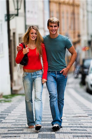 simsearch:640-03258645,k - Couple marchant dans la rue Photographie de stock - Premium Libres de Droits, Code: 640-03259209