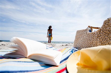 simsearch:640-03259235,k - Book and beach bag on sand at beach Stock Photo - Premium Royalty-Free, Code: 640-03259248