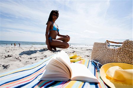 simsearch:640-03259235,k - Book and beach bag on sand at beach Stock Photo - Premium Royalty-Free, Code: 640-03259252