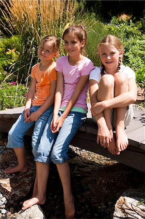 Three girl friends outside Fotografie stock - Premium Royalty-Free, Codice: 640-03259314