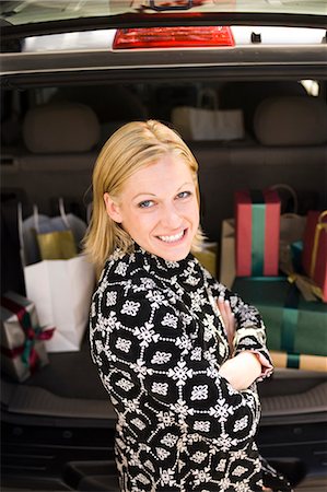 retrieval - Woman loading bags into vehicle Stock Photo - Premium Royalty-Free, Code: 640-03259424