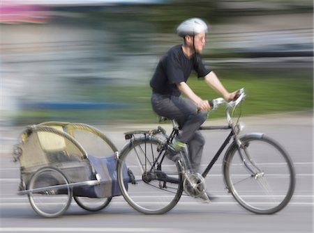 rápido - Blurred teenage boy on a bike Foto de stock - Sin royalties Premium, Código: 640-03259543