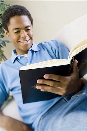 simsearch:640-01365323,k - Teenage boy reading a book Fotografie stock - Premium Royalty-Free, Codice: 640-03259613