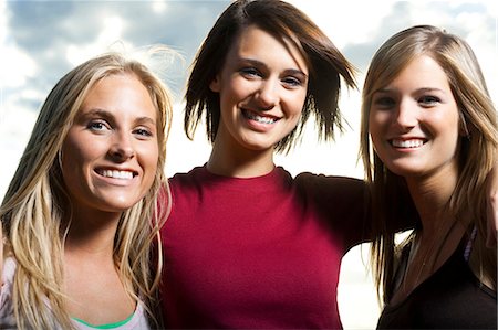simsearch:640-03258560,k - Drei Teenager Freundinnen lächelnd Stockbilder - Premium RF Lizenzfrei, Bildnummer: 640-03259828
