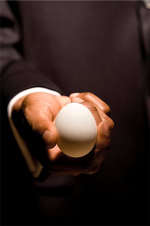 Man with egg in hands Foto de stock - Royalty Free Premium, Número: 640-03259955