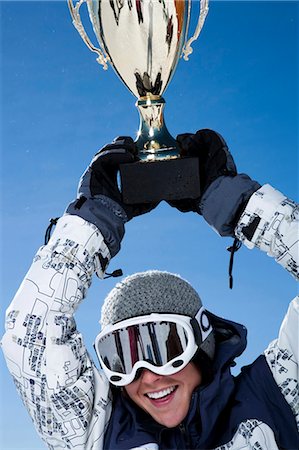 sport d'hiver - Femme tenant un trophée Photographie de stock - Premium Libres de Droits, Code: 640-03264239