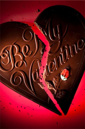 simsearch:640-03262770,k - Chocolate valentine heart broken in two Stock Photo - Premium Royalty-Free, Code: 640-03264739