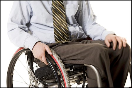 Gros plan des mains sur la roue du fauteuil roulant Photographie de stock - Premium Libres de Droits, Code: 640-03264915