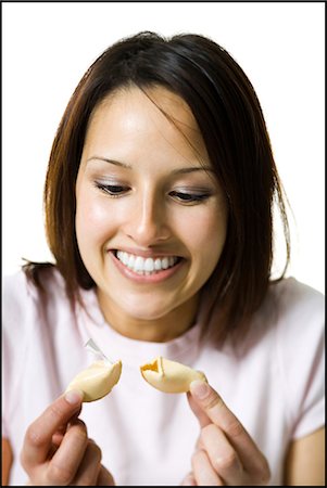 Woman opening a fortune cookie Foto de stock - Royalty Free Premium, Número: 640-03265164