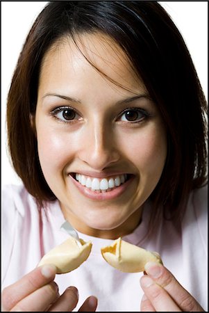 Woman opening a fortune cookie Foto de stock - Royalty Free Premium, Número: 640-03265163