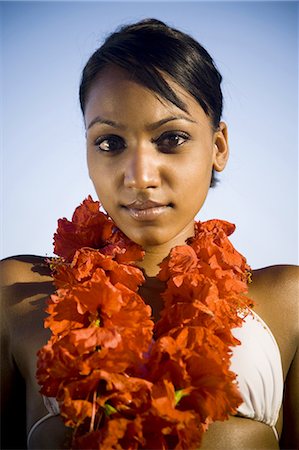 Femme afro-américaine avec un lei rouge Photographie de stock - Premium Libres de Droits, Code: 640-03265504