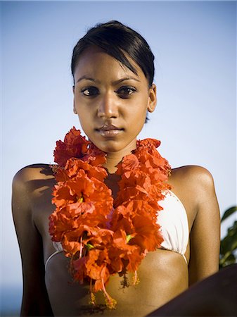 Femme afro-américaine avec un lei rouge Photographie de stock - Premium Libres de Droits, Code: 640-03265506