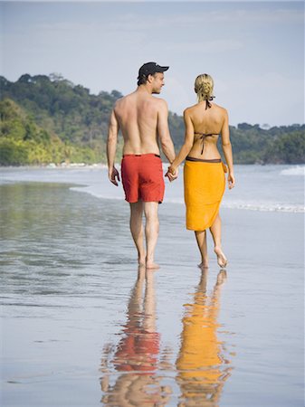 simsearch:640-03258792,k - Couple romantique se promener sur la plage Photographie de stock - Premium Libres de Droits, Code: 640-03265536