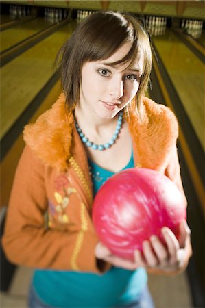 simsearch:640-03265586,k - Portrait of a teenage girl holding a bowling ball Stock Photo - Premium Royalty-Free, Code: 640-03265549