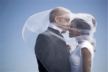 Voir le profil:: un couple de jeunes mariés s'embrasser Photographie de stock - Premium Libres de Droits, Code: 640-03265675