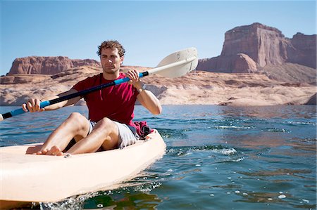 ruderboot - Man rowing in a boat Foto de stock - Sin royalties Premium, Código: 640-03260076