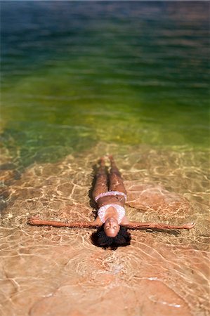 sunning - Woman lying in the water on back Foto de stock - Sin royalties Premium, Código: 640-03260095