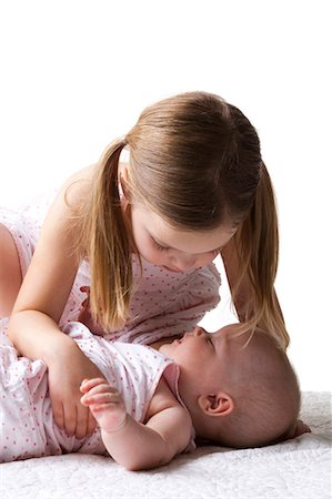 sister hugs baby - Fille avec bébé Photographie de stock - Premium Libres de Droits, Code: 640-03260146
