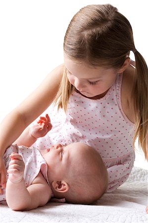 sister hugs baby - Fille avec bébé Photographie de stock - Premium Libres de Droits, Code: 640-03260147