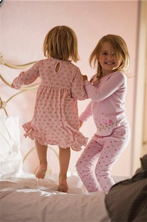 Two girls playing on bed Foto de stock - Sin royalties Premium, Código: 640-03260190