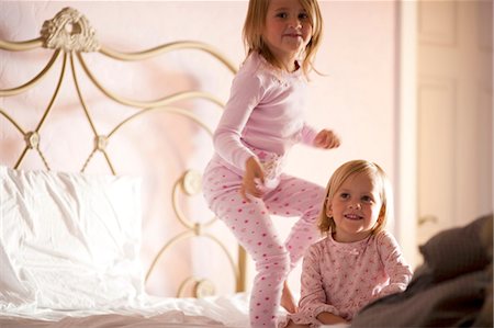 Two girls playing on bed Foto de stock - Sin royalties Premium, Código: 640-03260191