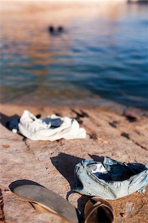 skinny-dipping - Vêtements sur le sol Photographie de stock - Premium Libres de Droits, Code: 640-03260363