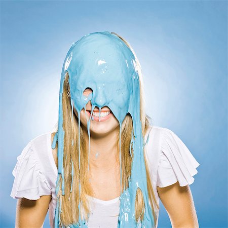 slime - woman getting paint poured on her head Foto de stock - Sin royalties Premium, Código: 640-03260379