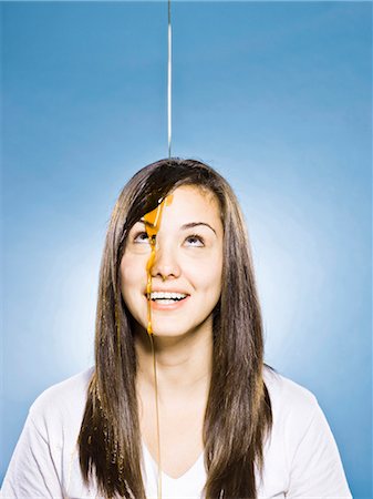 young woman with honey pouring down onto her head and face Foto de stock - Sin royalties Premium, Código: 640-03260371