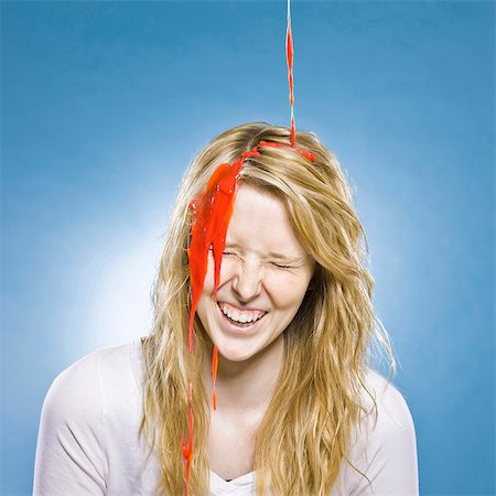 woman getting ketchup poured on her head Foto de stock - Sin royalties Premium, Código: 640-03260397