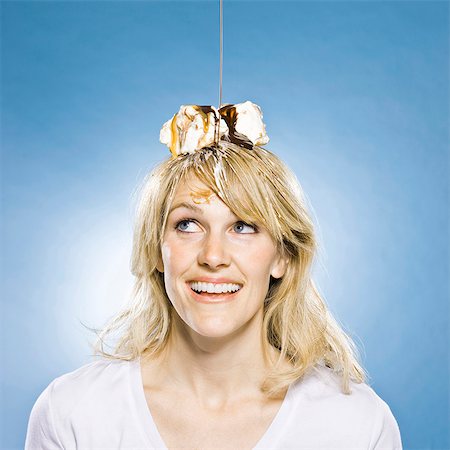 sundae - woman with an ice cream sundae on her head Foto de stock - Sin royalties Premium, Código: 640-03260399