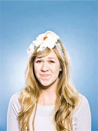 fruit sundae - woman with whipped cream and a cherry on her head Foto de stock - Sin royalties Premium, Código: 640-03260390