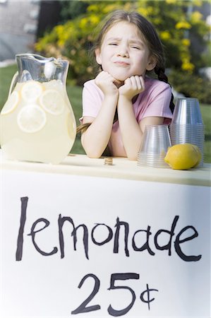 Girl selling lemonade Foto de stock - Sin royalties Premium, Código: 640-03260998
