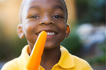 Gros plan de garçon tenant popsicle Photographie de stock - Premium Libres de Droits, Code: 640-03261036