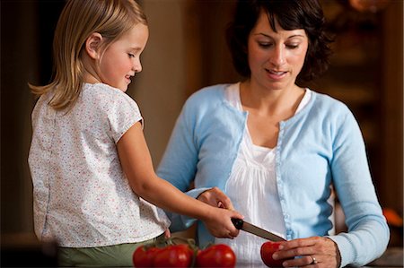 Mother and daughter slicing tomato Foto de stock - Sin royalties Premium, Código: 640-03261274